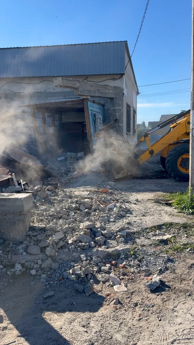 Кадр відео: техніка JCB під час демонтажу конструкцій