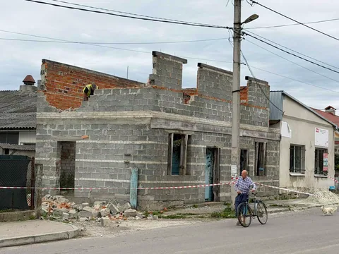 Розбирання верхніх ділянок цегляної та блокової кладки поруч із сусідніми будівлями.